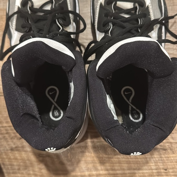 Nike Kyrie Basketball Shoes Black and White Mens Size 10.5 - Picture 7 of 7
